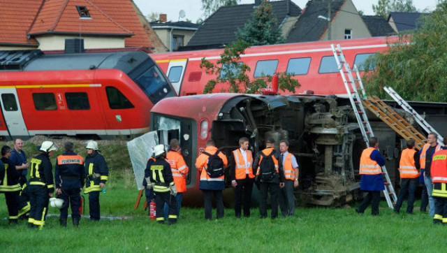 Γερμανία: Καραμπόλα αυτοκινήτων με τρένο