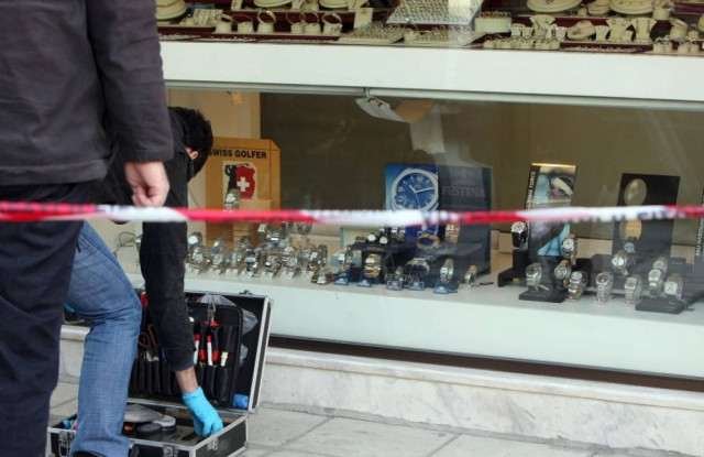 «Έγδυσαν» τις βιτρίνες κοσμηματοπωλείου
