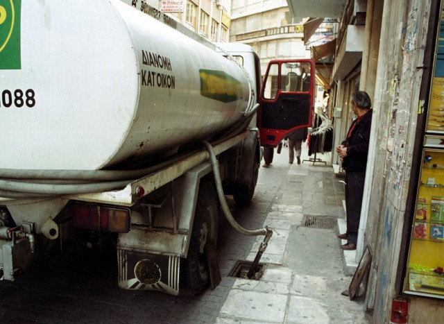 Ένα μισθό θα μας «φάει» η αύξηση του φόρου στο πετρέλαιο θέρμανσης