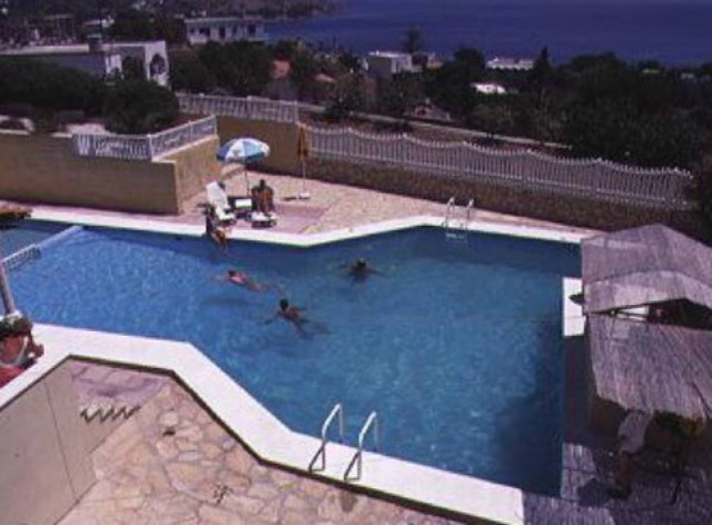 «Φιλοξενούμε» λαθρομετανάστες σε ξενοδοχεία με πισίνες!