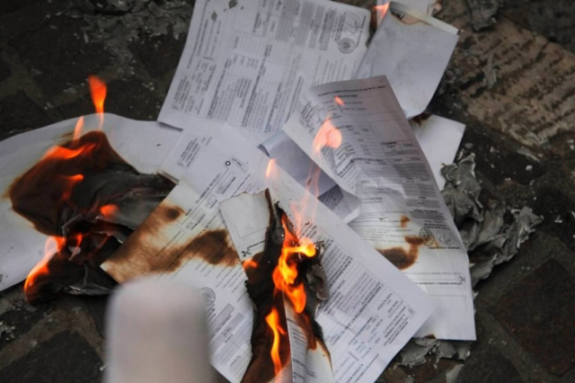 Μέλη του ΠΑΜΕ έκαψαν τα «ραβασάκια» της εφορίας