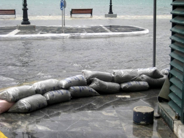 Αγωνία για ζευγάρι που παρασύρθηκε από ορμητικά νερά