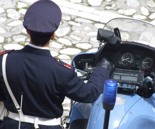 Αστυνομικοί διαδηλώνουν μπροστά στην ιταλική Βουλή