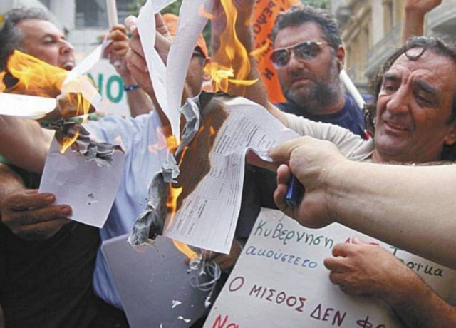 Στην πυρά τα ραβασάκια της εφορίας