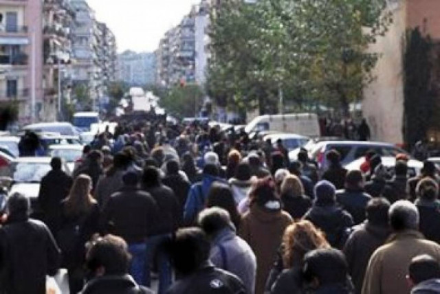 Θεσσαλονίκη - Διαμαρτυρία έξω από το γραφείο του Βενιζέλου