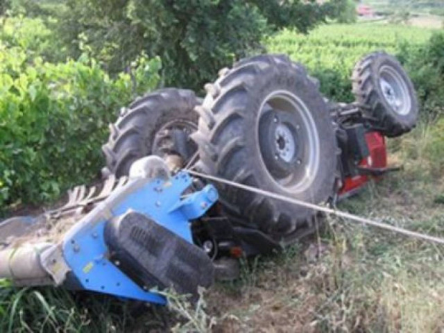 Τον καταπλάκωσε το τρακτέρ