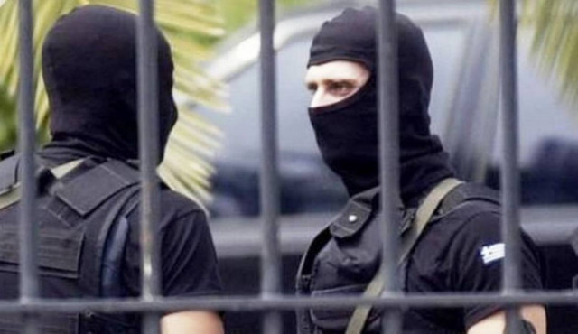 Πρωτοφανές! «Κουκουλοφόροι» της αντιτρομοκρατικής σε δικαστική αίθουσα