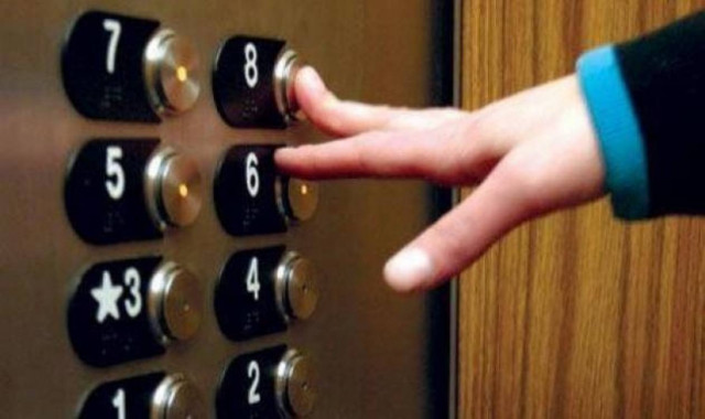 Ληστεία μέσα σε ασανσέρ