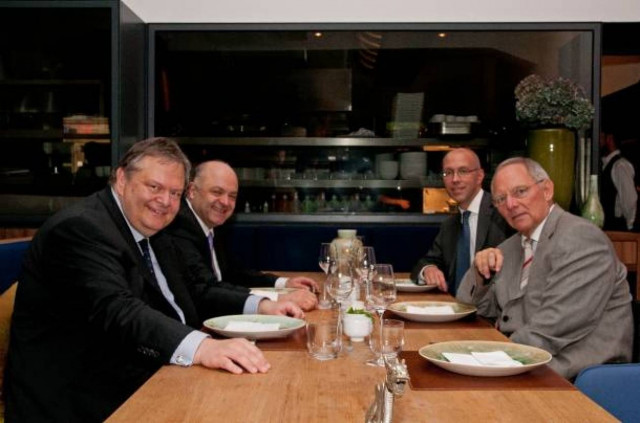 Σόιμπλε: Η θέση της Ελλάδας είναι στο ευρώ