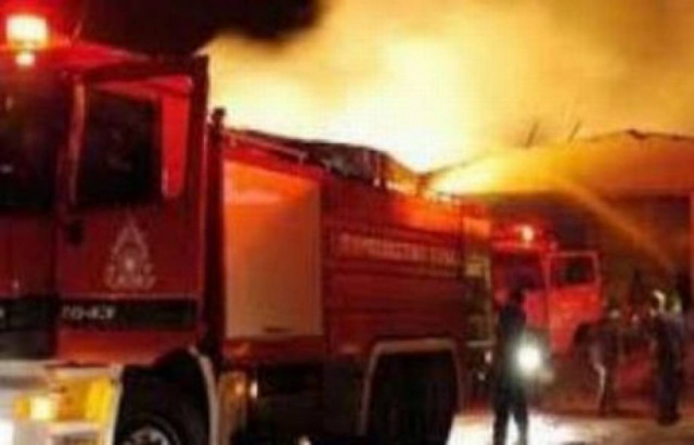 Πυρκαγιά σε αποθήκη στο Μοσχάτο