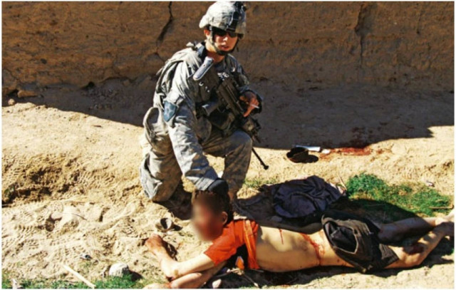 Φωτογραφιζόταν με τη σορό ανήλικου που μόλις είχε σκοτώσει