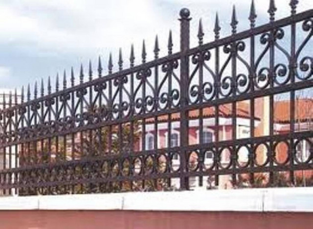 Εύβοια: Καρφώθηκε στον φράχτη στου σπιτιού του