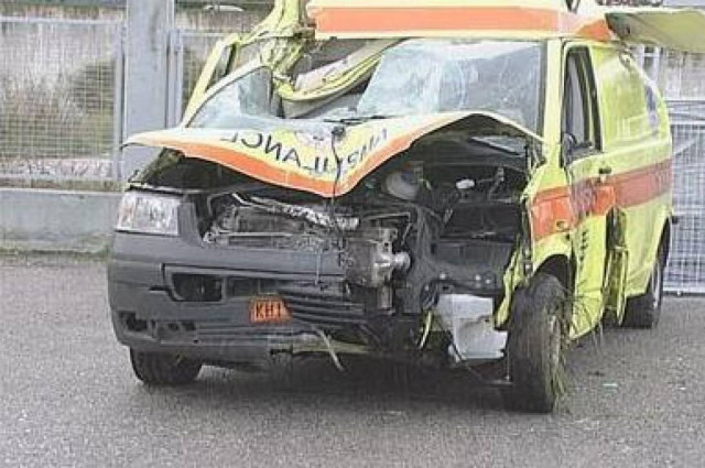 Ασθενοφόρο συγκρούστηκε με ταξί