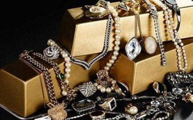 Μπήκαν στο κοσμηματοπωλείο με βαριοπούλα