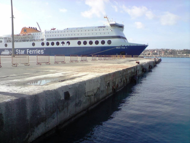 Βγήκαν από το πλοίο και τους συνέλαβαν