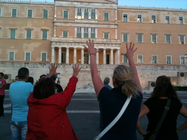 Έξω οι «Αγανακτισμένοι», μέσα ψηφίζουν το χαράτσι