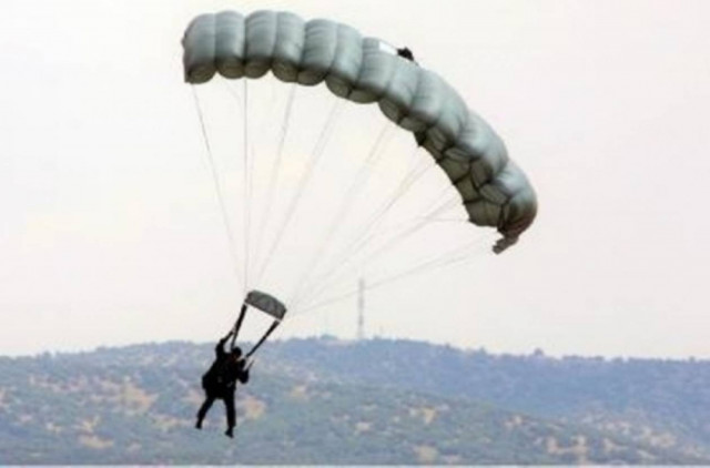 Ατύχημα με αλεξιπτωτιστή στη Ρόδο