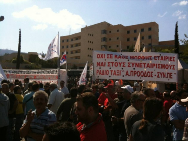 Οι ταξιτζήδες «πατάνε γκάζι» στο υπουργείο Μεταφορών