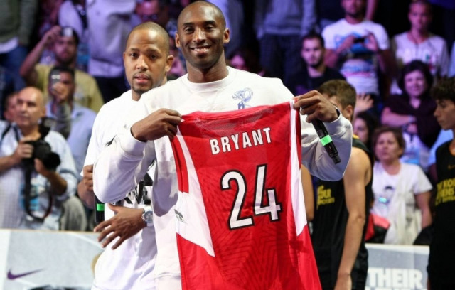 Ο Κόμπι Μπράιαντ με φανέλα Ολυμπιακού!