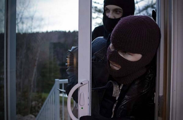 Τον ξύπνησαν με μαχαίρι και όπλο!