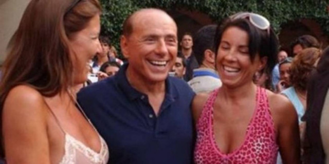 «Άρωμα» σκανδάλου για τον Μπερλουσκόνι