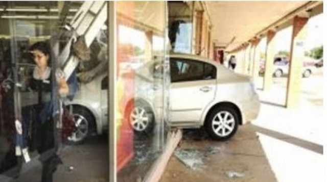 «Μπούκαραν» με αμάξι σε κοσμηματοπωλείο