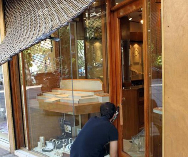 Λήστεψαν κοσμηματοπωλείο τραβώντας με αυτοκίνητο τα ρολά