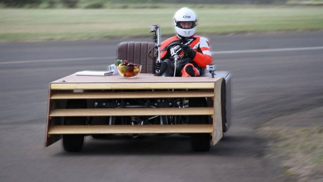 Καναπές - γραφείο με 163 χλμ!