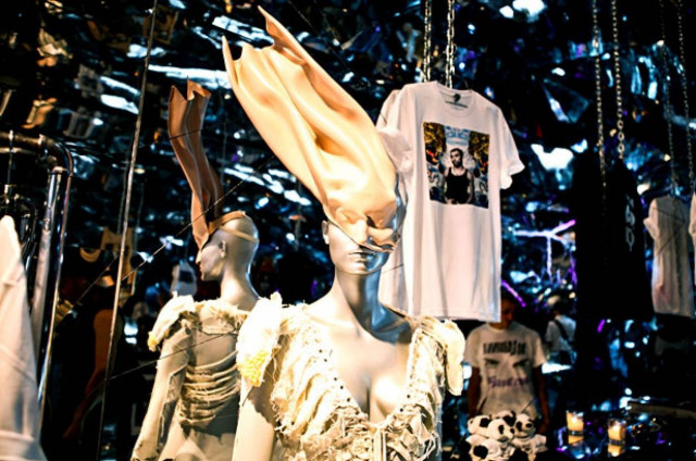 Ρούχα σε ολόγραμμα από τον ενδυματολόγο της Lady Gaga