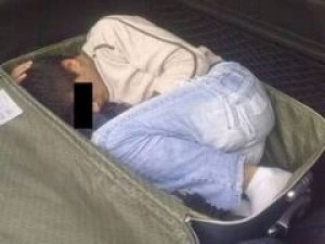 Έκρυβαν έναν 8χρονο στη βαλίτσα τους!