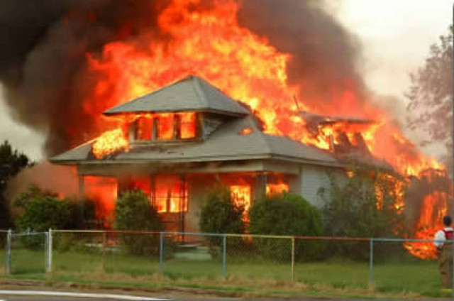 Πυρκαγιά σε μονοκατοικία στα Σπάτα