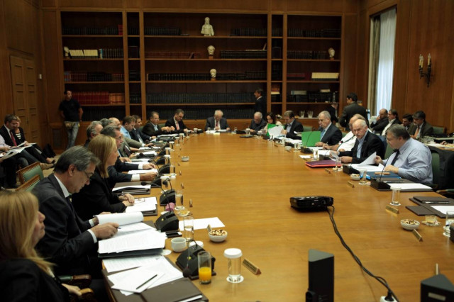 Κατήφεια και γκρίνια στο υπουργικό