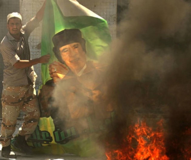 ΝΑΤΟ προς CNΤ: Καταστρέψτε τα όπλα του Καντάφι