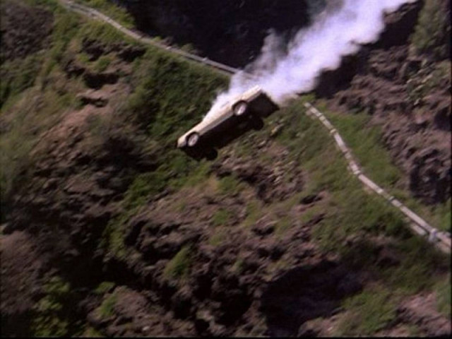 «Βουτιά» ΙΧ σε γκρεμό