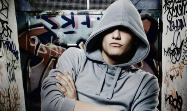 Συμμορία ανηλίκων τρομοκρατεί παιδιά στη Λαμία