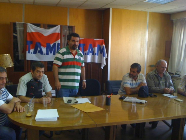 Μέλη του ΠΑΜΕ απέκλεισαν το γραφείο του Γ. Κουτρουμάνη