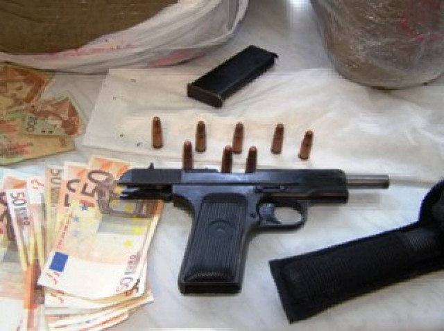 «Έπαιζε» με όπλα, «σκότωσε» τη τύχη του