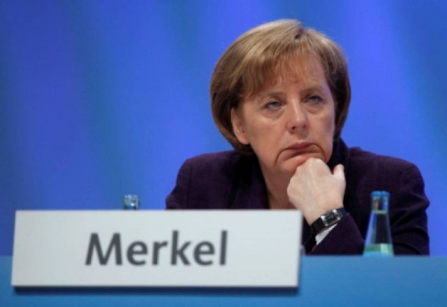 Μέρκελ: H Ελλάδα πρέπει να παραμείνει στην Ευρωζώνη