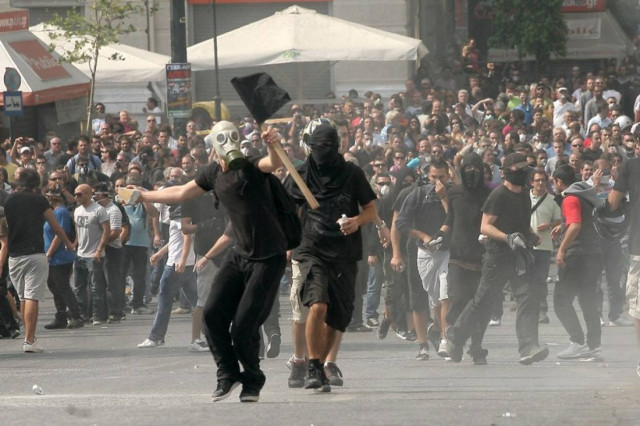 Συμπλοκές με τραυματίες στα επεισόδια στο Σύνταγμα