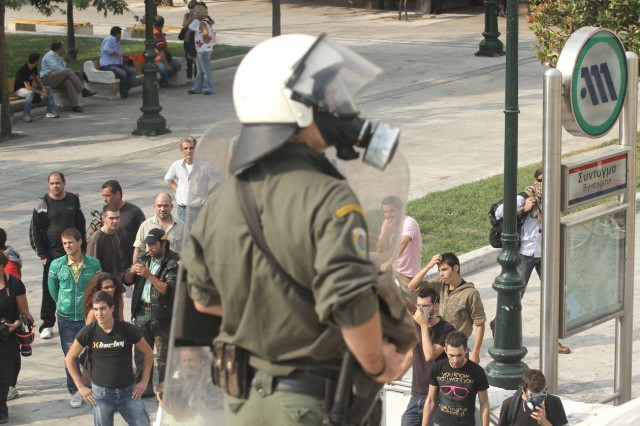 Αστυνομικός χτυπά υπάλληλο του Μετρό