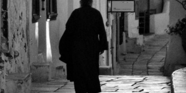 Πονηρούλης ο παπάς του χωριού...