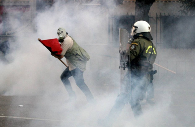 Επεισόδια με κουκουλοφόρους στο Σύνταγμα