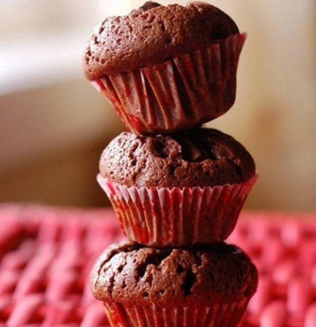 Σοκολατένια κεκάκια με τρία υλικά