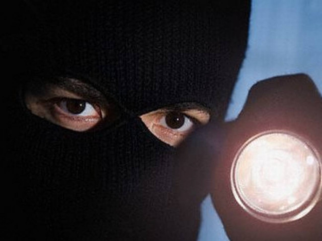 Τρύπωνε σε σπίτια των άλλων…