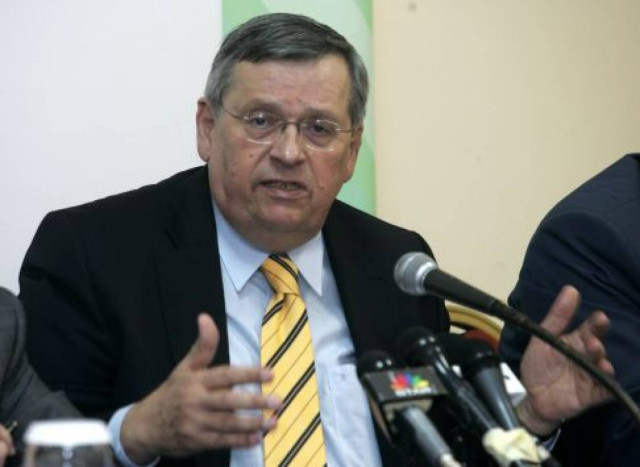 Στ. Μάνος: Κυβέρνηση ηλιθίων
