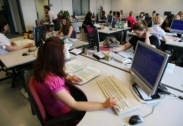 Κρατούν μικρό καλάθι για το ταξίδι Ρέσλερ στην Αθήνα