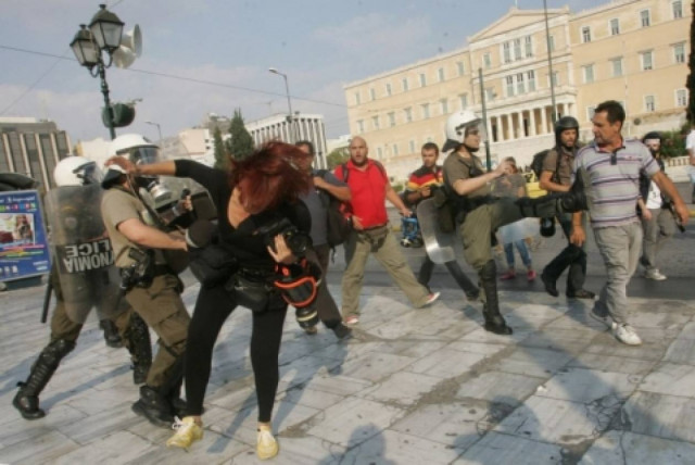 Ελεύθερος και χωρίς δίωξη ο ΜΑΤατζής για τον ξυλοδαρμό της Μπόλαρη