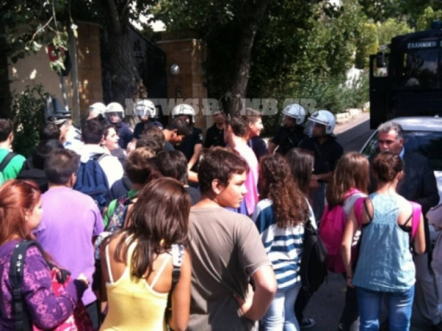 Συγκέντρωση διαμαρτυρίας έξω από το σπίτι του Πρωθυπουργού