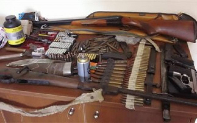 Έκρυβε ένα οπλοστάσιο στο σπίτι του