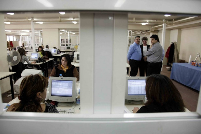 Η «σφαγή» μισθών και συντάξεων θα φέρει 5,6 δισ.